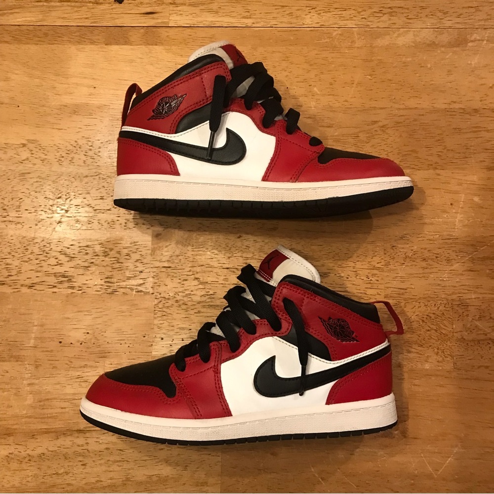 Youth Jordan 1 Mid Chicago Bred Toe